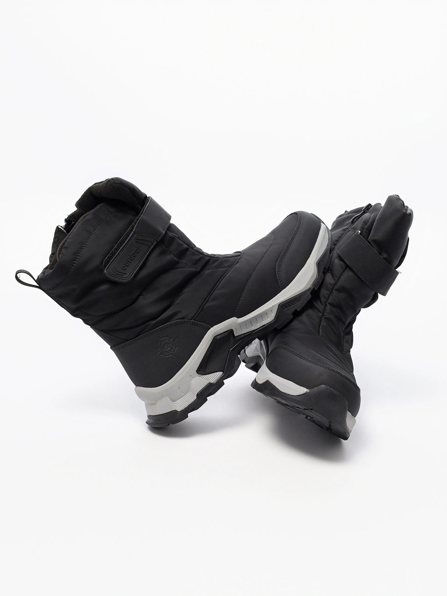 Дутики черного цвета на средней объемной подошве